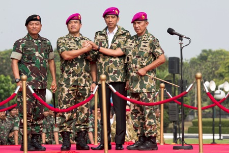 Melihat Gaya Jokowi Pakai Baret TNI